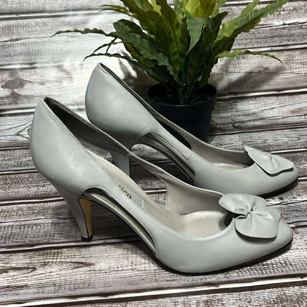 Calico Women's Gray Heels with Bow Detail and side cut out. Size 7.5
